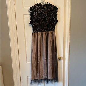 Elegant Black and Cream Lace Sleeveless midi dress